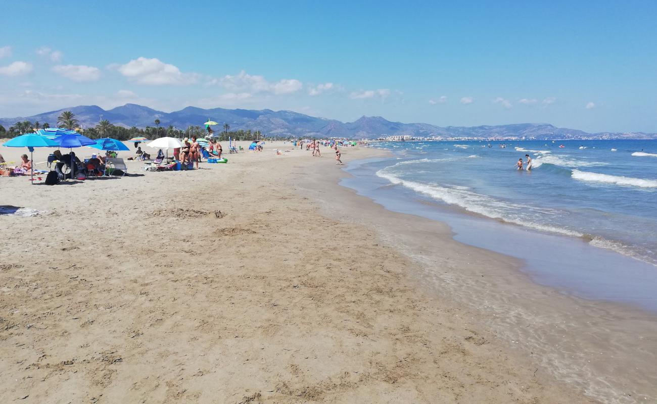 Playa del Pinar'in fotoğrafı kahverengi kum yüzey ile