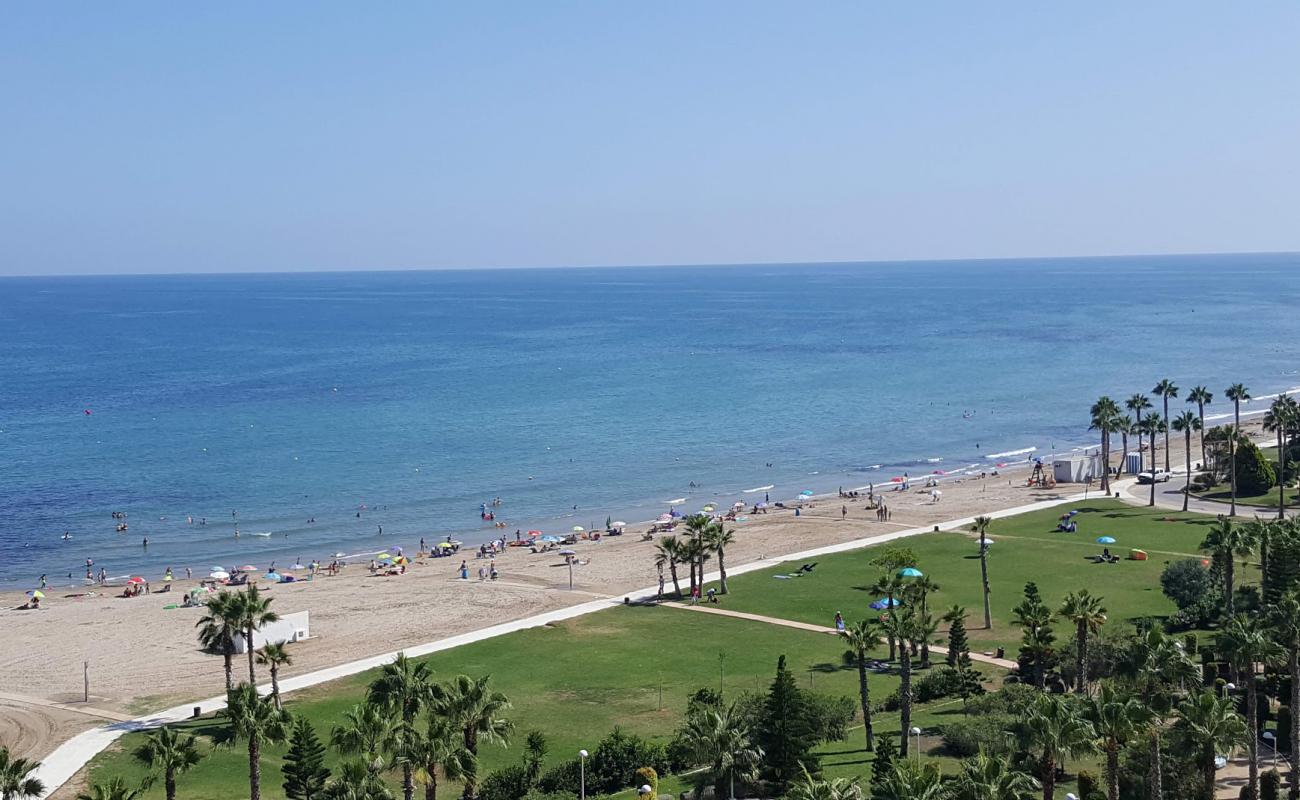 Playa de les Amplaries'in fotoğrafı kahverengi kum yüzey ile