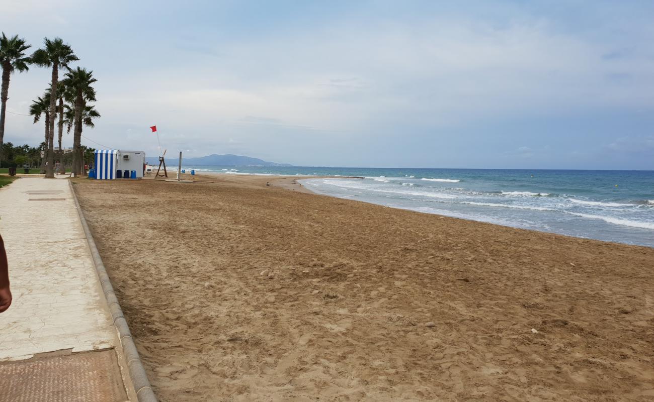 Playa de les Amplaries 2'in fotoğrafı kahverengi kum yüzey ile