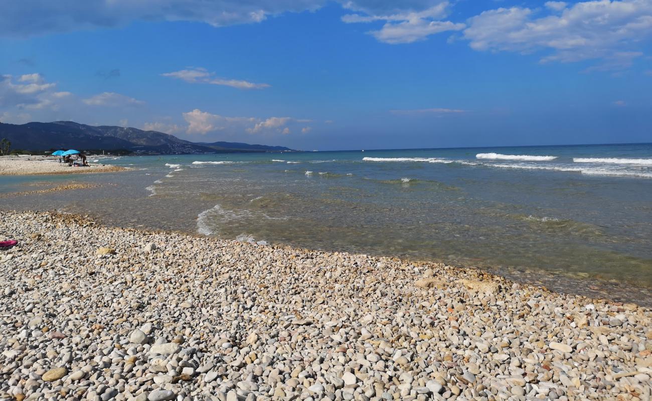 Platja del Serradal'in fotoğrafı gri çakıl taşı yüzey ile