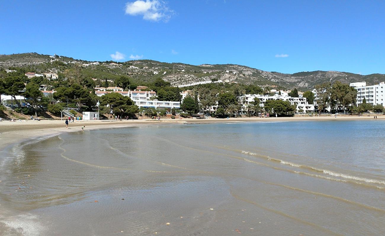 Platja de les Fonts'in fotoğrafı kahverengi kum yüzey ile