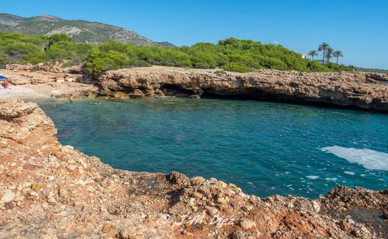 Cala Mundina'in fotoğrafı gri çakıl taşı yüzey ile