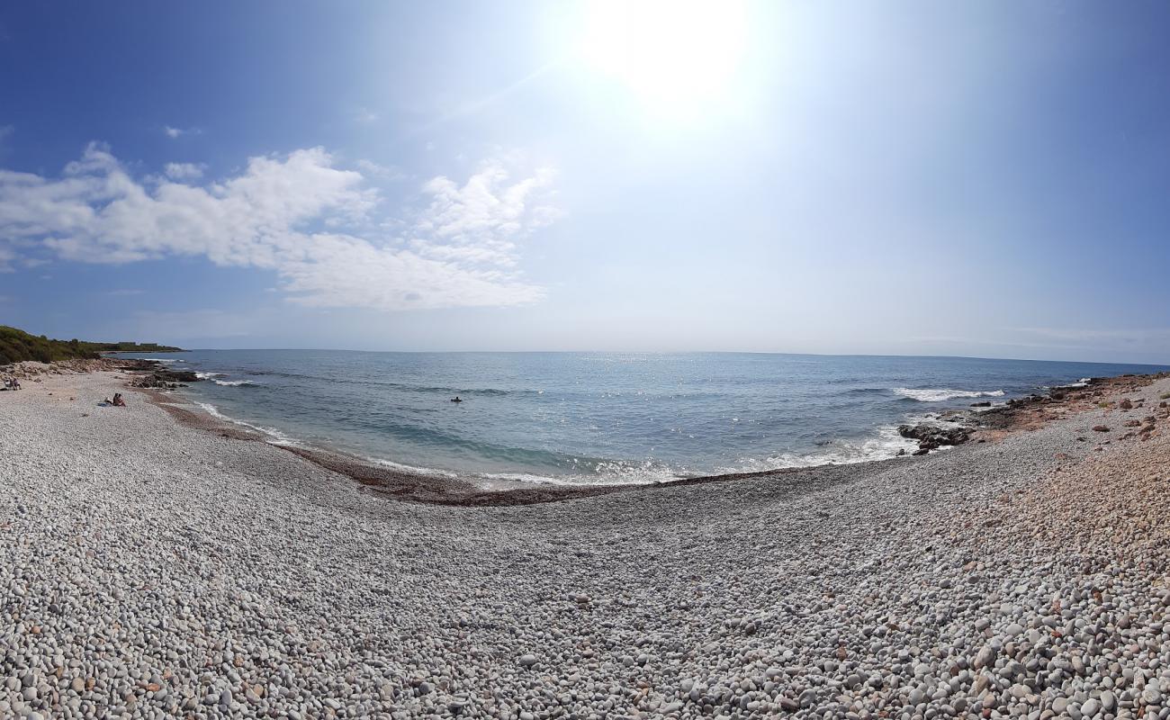 Platja Serradal'in fotoğrafı gri çakıl taşı yüzey ile
