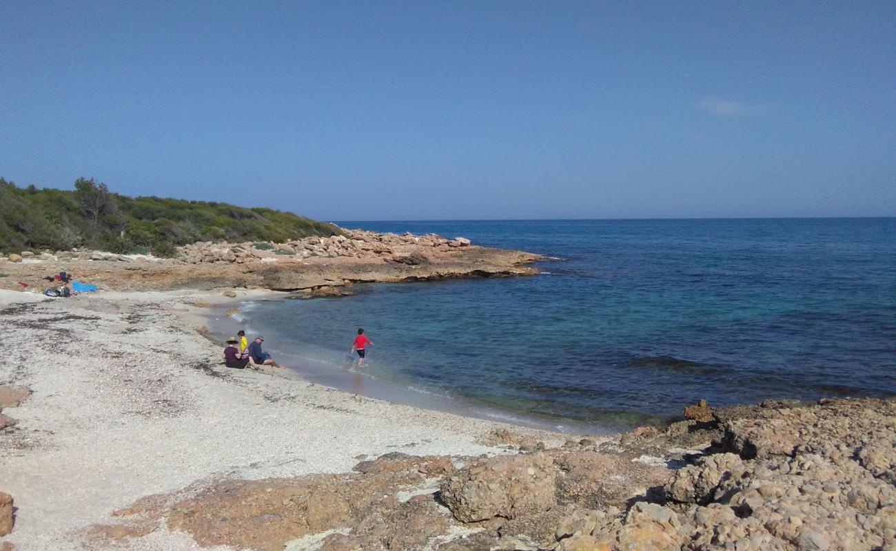 Platja Serradal 2'in fotoğrafı gri çakıl taşı yüzey ile