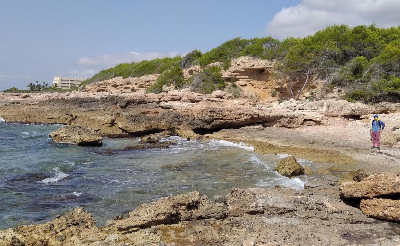 Font de la Parra'in fotoğrafı bej kum ve çakıl yüzey ile