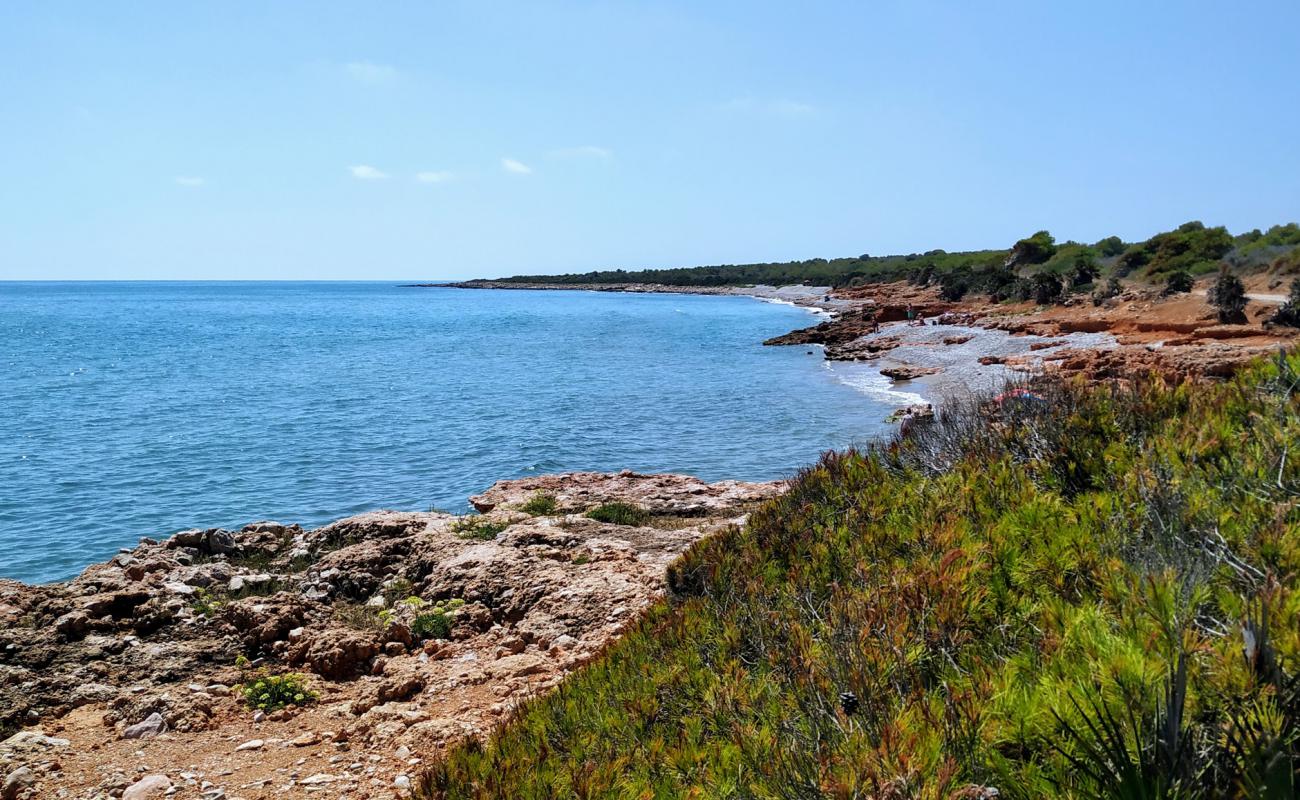 Platja de la Basseta'in fotoğrafı gri kum ve çakıllar yüzey ile