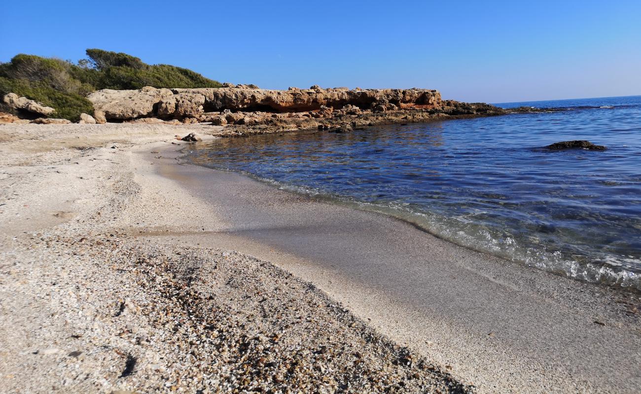 Platja d'Irta'in fotoğrafı gri kum ve çakıllar yüzey ile