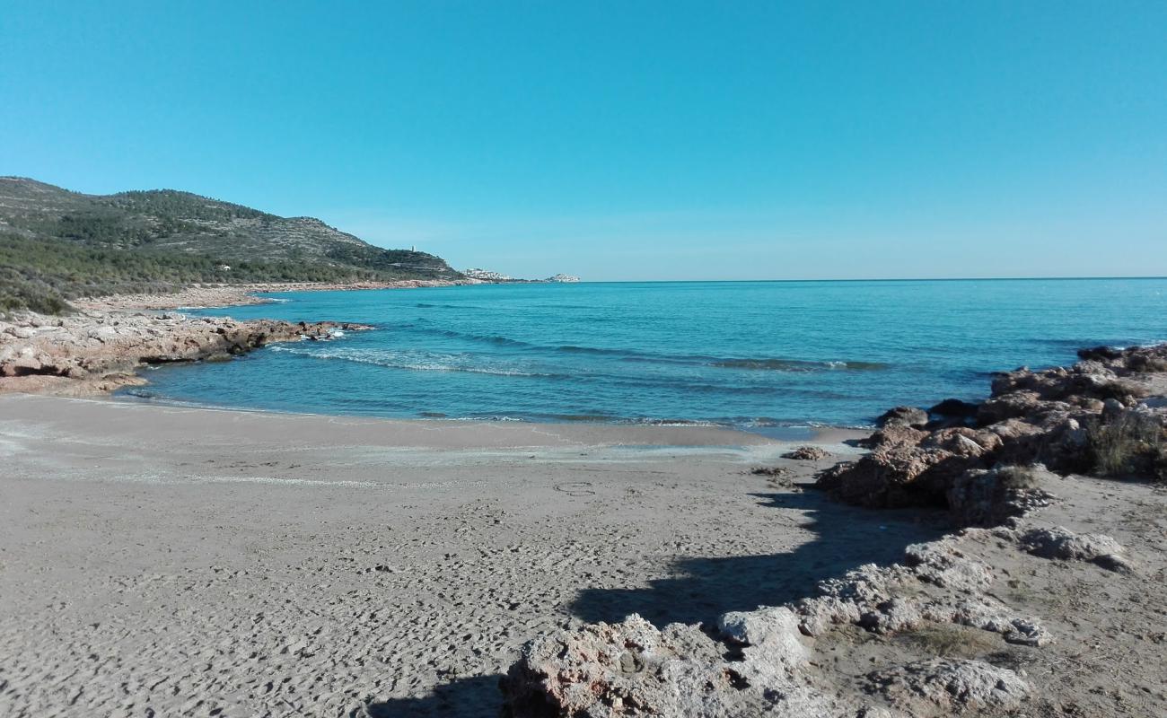 Platja del Pebret'in fotoğrafı kahverengi kum yüzey ile