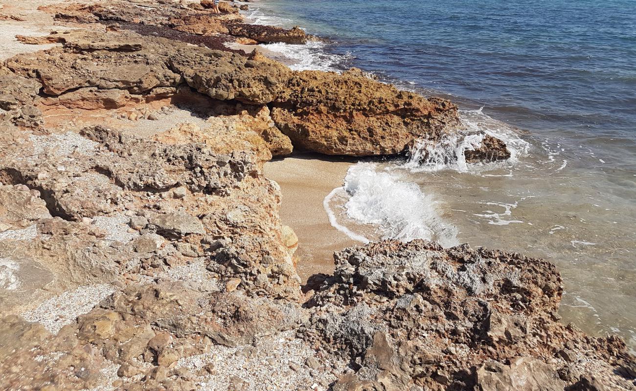 Cala l'Arjub'in fotoğrafı taşlı kum yüzey ile