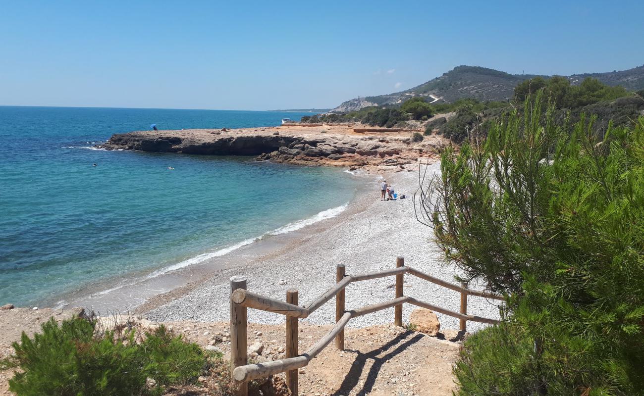 Cala Puerto Negro'in fotoğrafı gri çakıl taşı yüzey ile