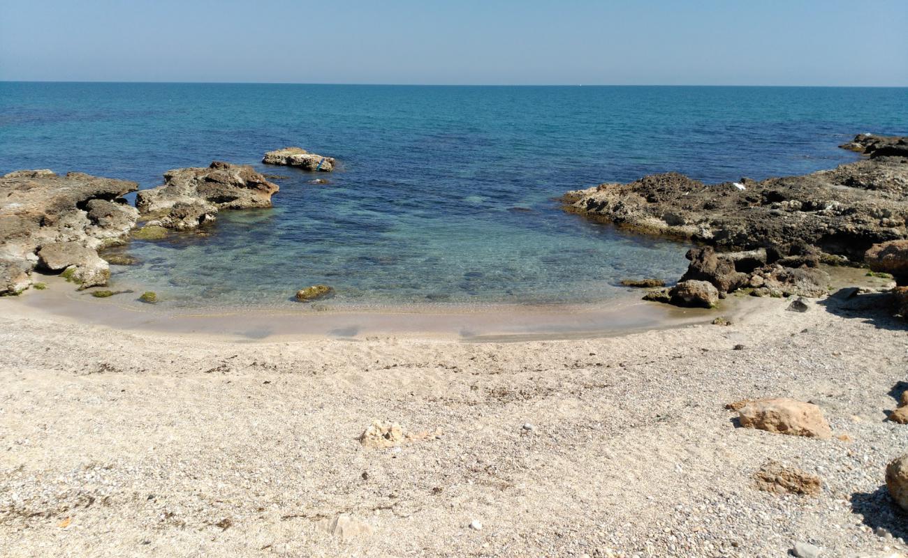 Cala del Moro'in fotoğrafı siyah kum ve çakıl yüzey ile