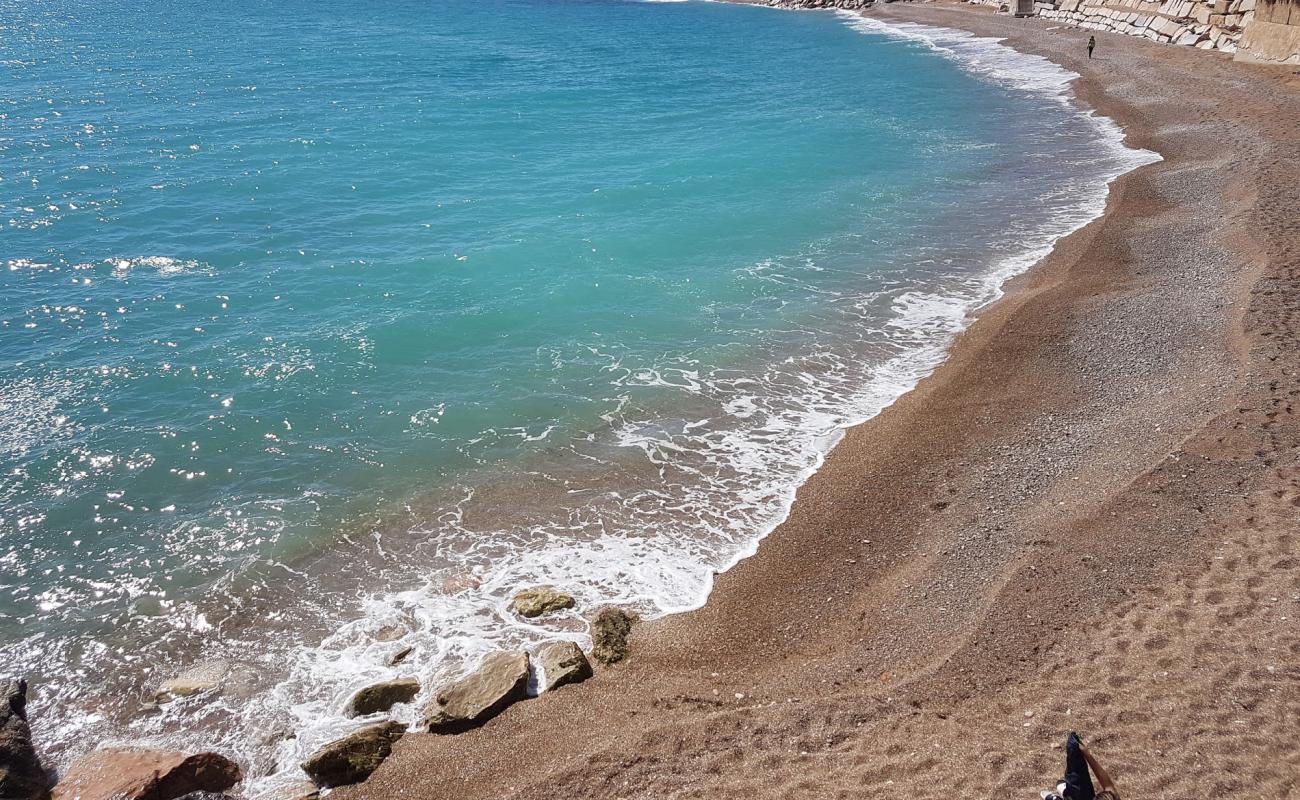Cala del Puntal I'in fotoğrafı küçük gri çakıllar yüzey ile