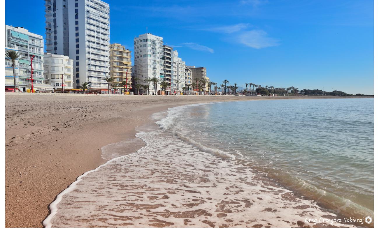Platja del Forti'in fotoğrafı kahverengi kum yüzey ile