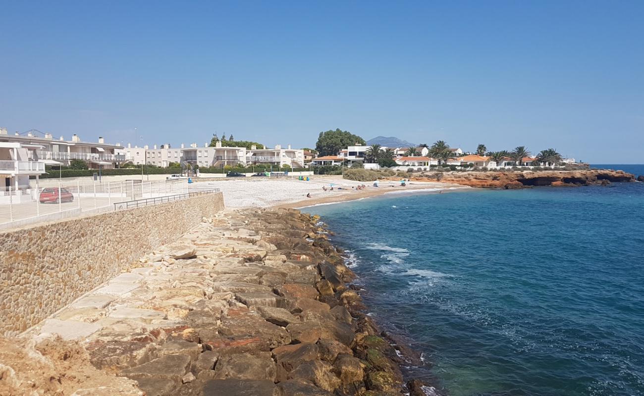 Cala dels Cossis'in fotoğrafı küçük gri çakıllar yüzey ile