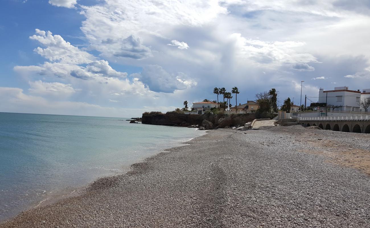 Platja del Saldonar'in fotoğrafı küçük gri çakıllar yüzey ile