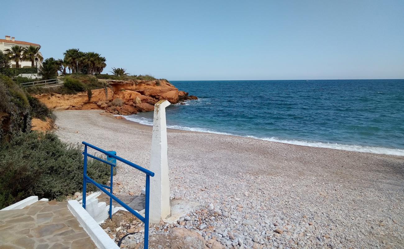 Cala del Saldonar'in fotoğrafı küçük gri çakıllar yüzey ile