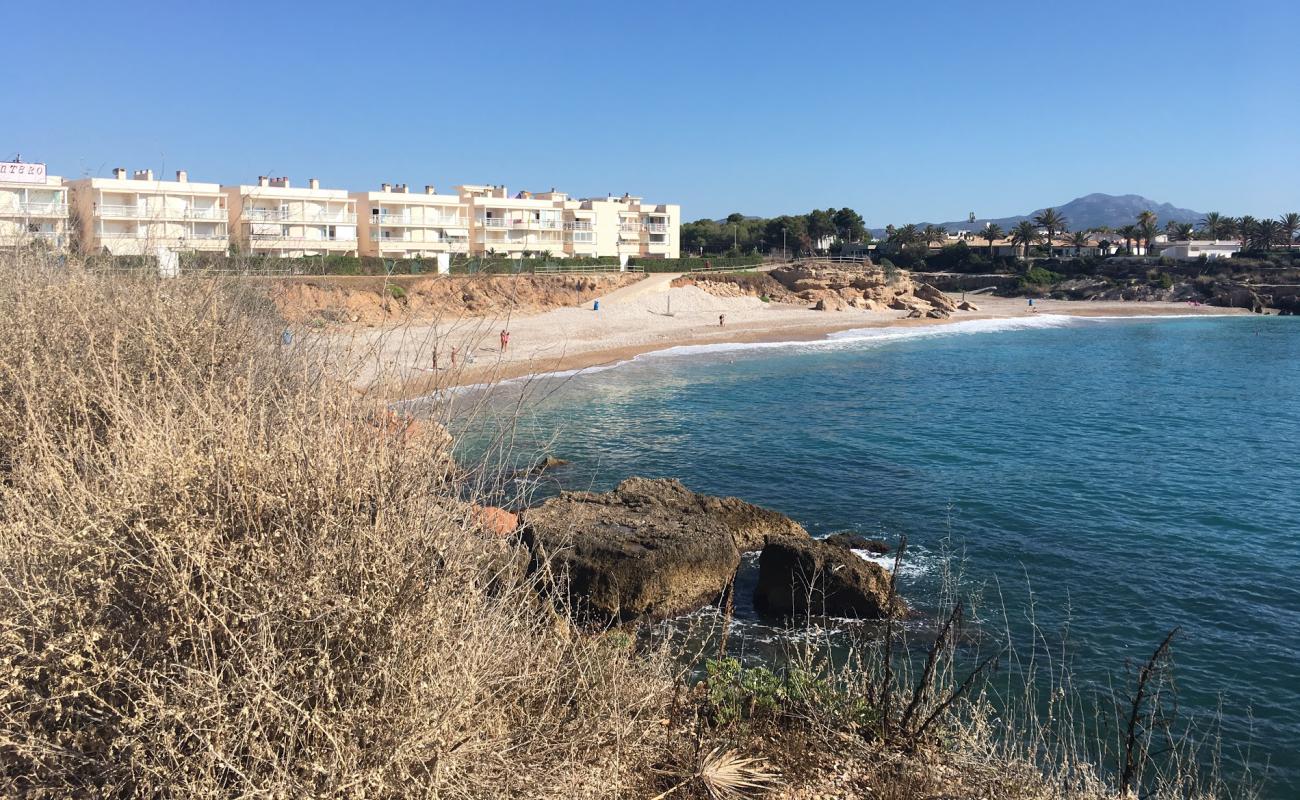 Platja de la Barbiguera'in fotoğrafı küçük gri çakıllar yüzey ile