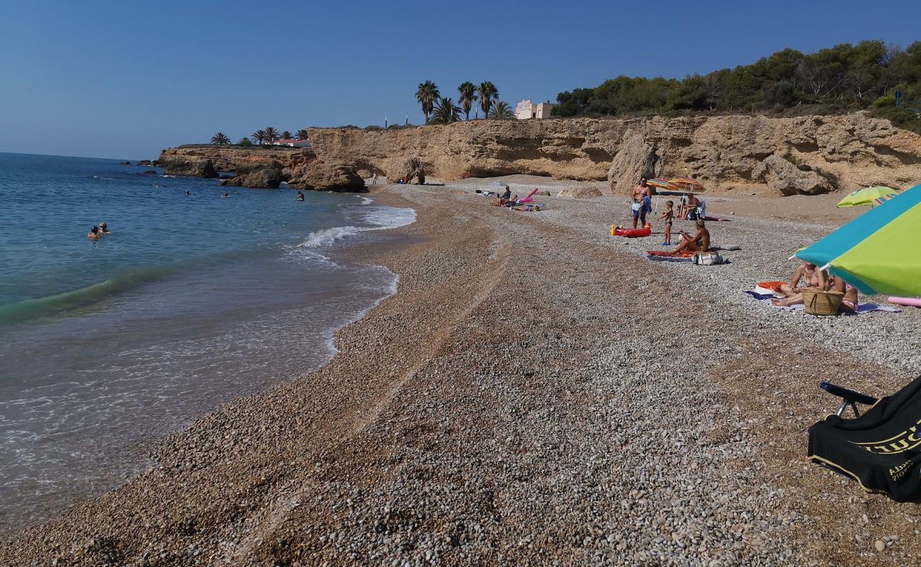 Cala del Pinar'in fotoğrafı küçük gri çakıllar yüzey ile