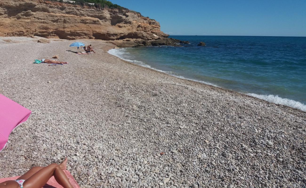 Cala del Triador'in fotoğrafı küçük gri çakıllar yüzey ile