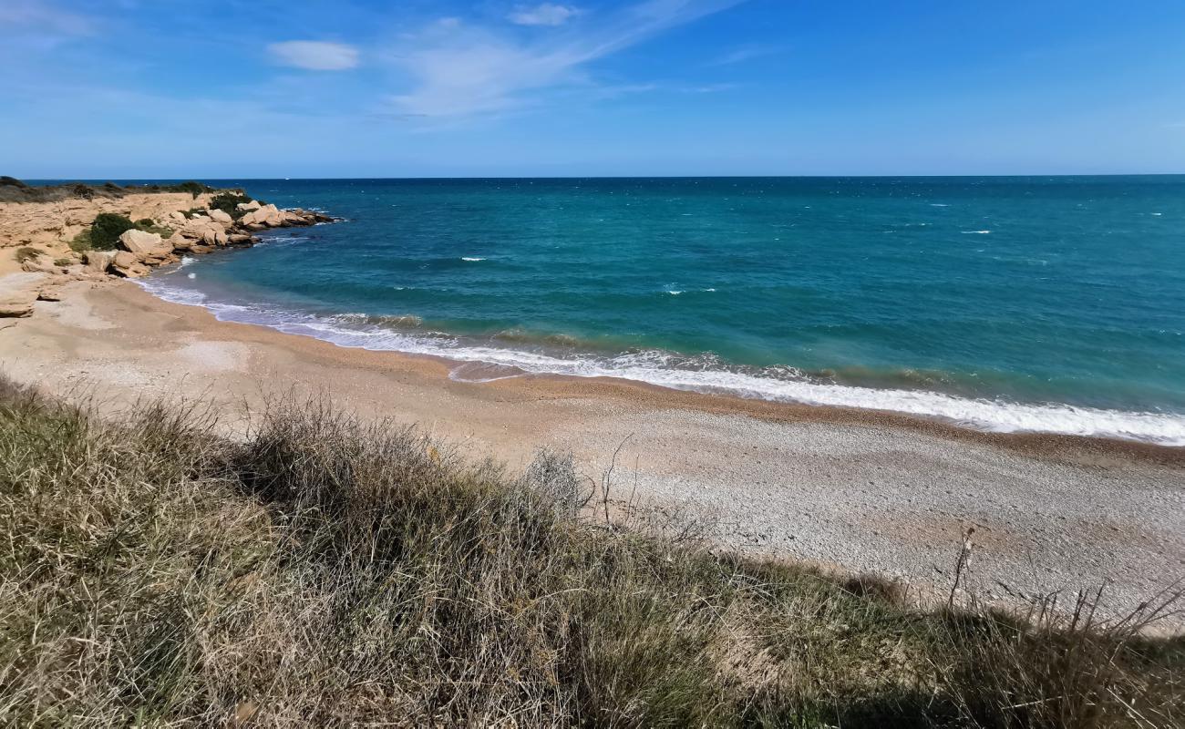 Platja de Les deveses'in fotoğrafı küçük gri çakıllar yüzey ile