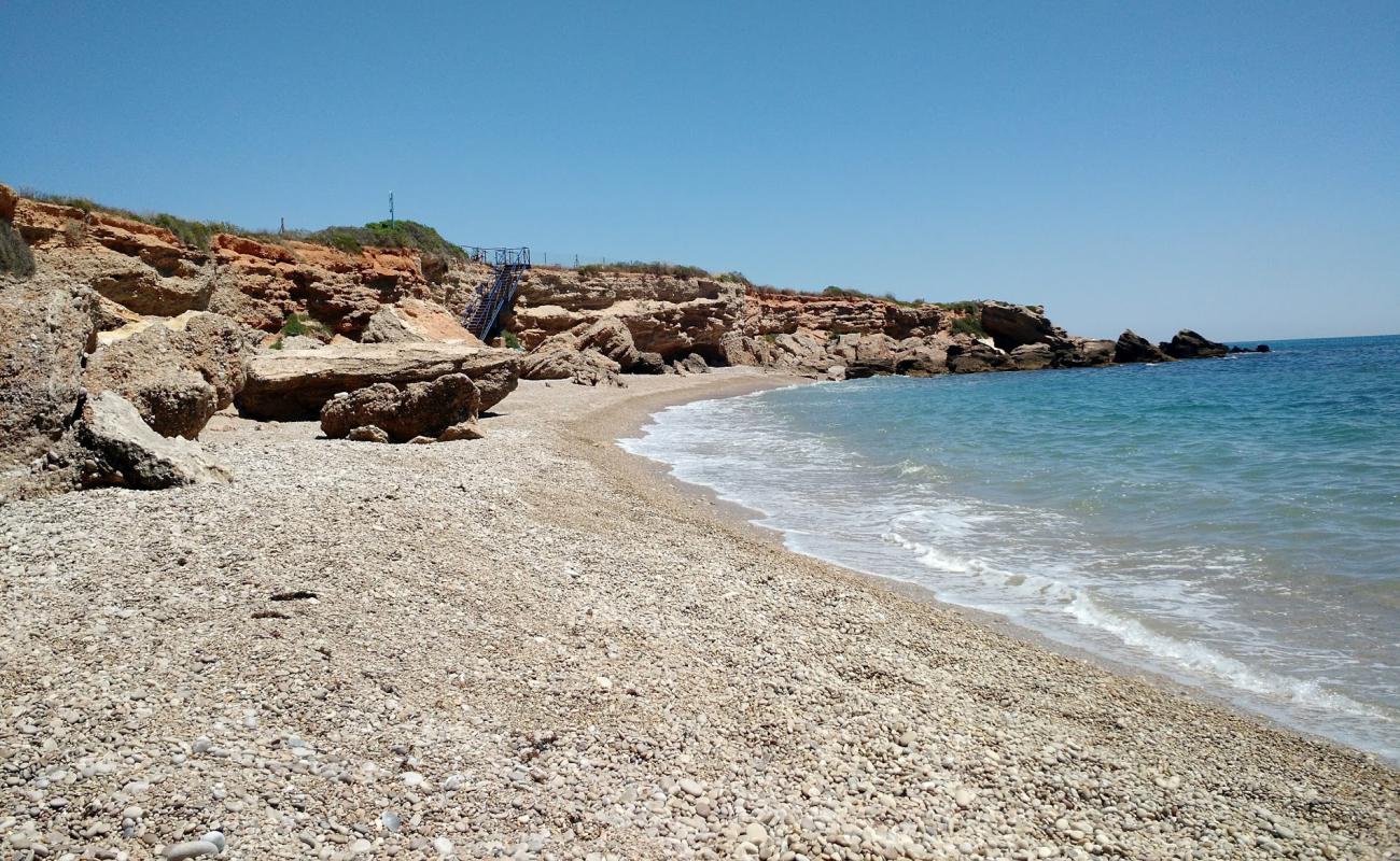 Cala de Sol de Riu'in fotoğrafı küçük gri çakıllar yüzey ile