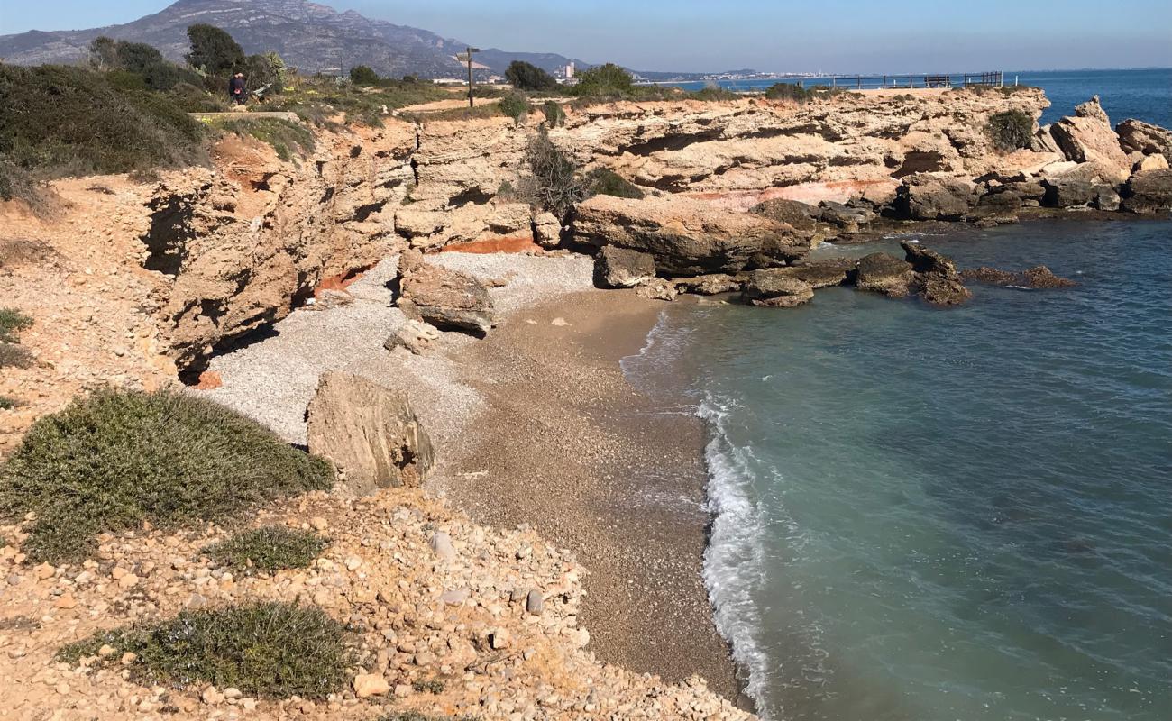Riu de la Senia'in fotoğrafı küçük gri çakıllar yüzey ile