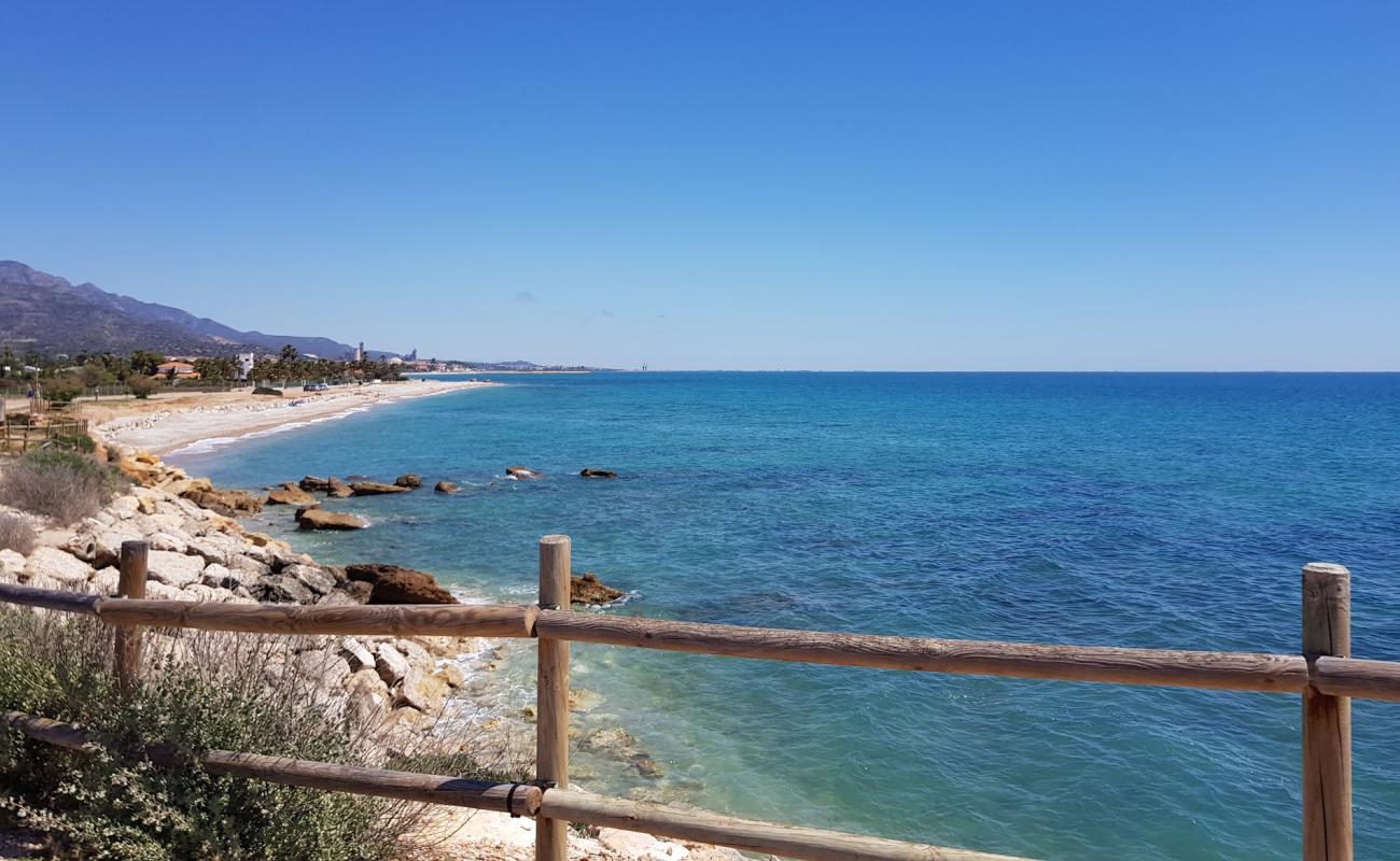 Platja l'Estanyet'in fotoğrafı gri çakıl taşı yüzey ile