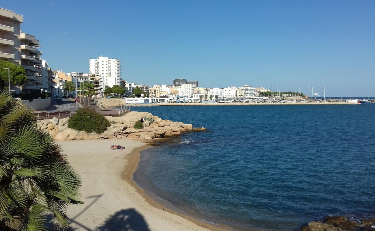 Platja dels Pinets'in fotoğrafı kahverengi kum yüzey ile