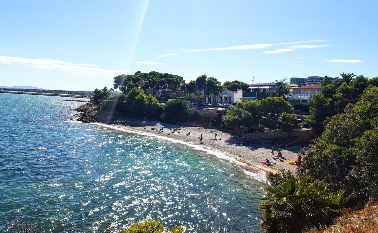 Platja Dels Capellans'in fotoğrafı gri kum ve çakıllar yüzey ile