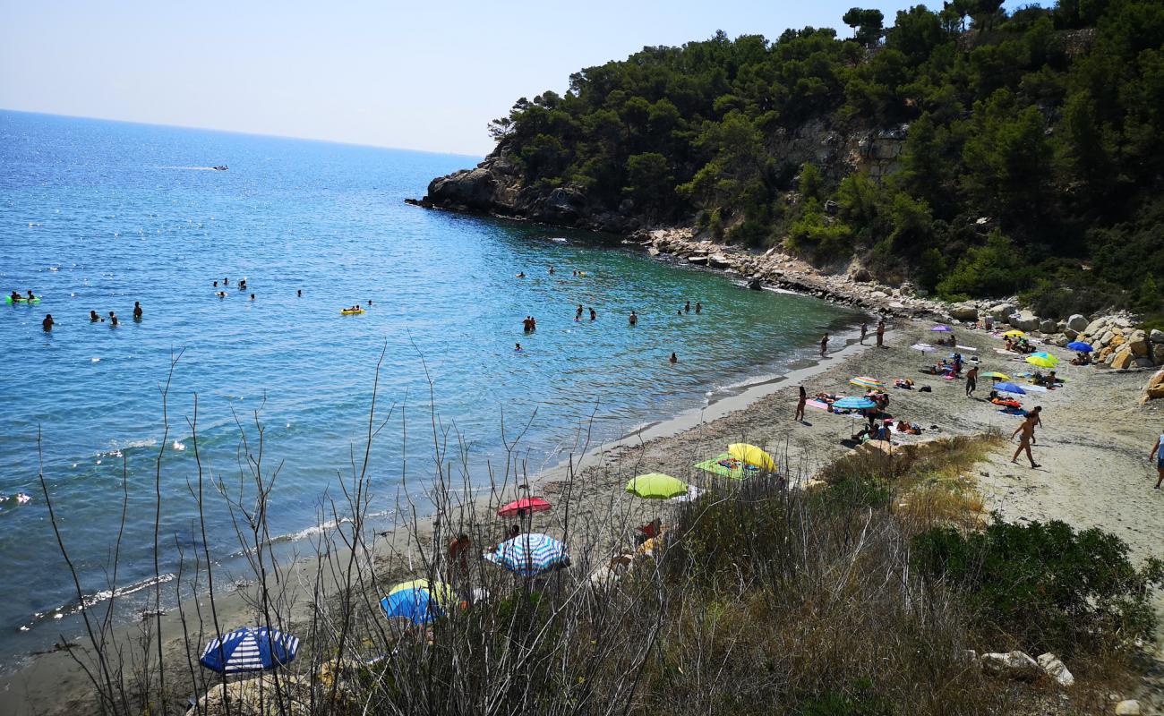 Platja de Cala Moros'in fotoğrafı küçük kahverengi çakıllar yüzey ile