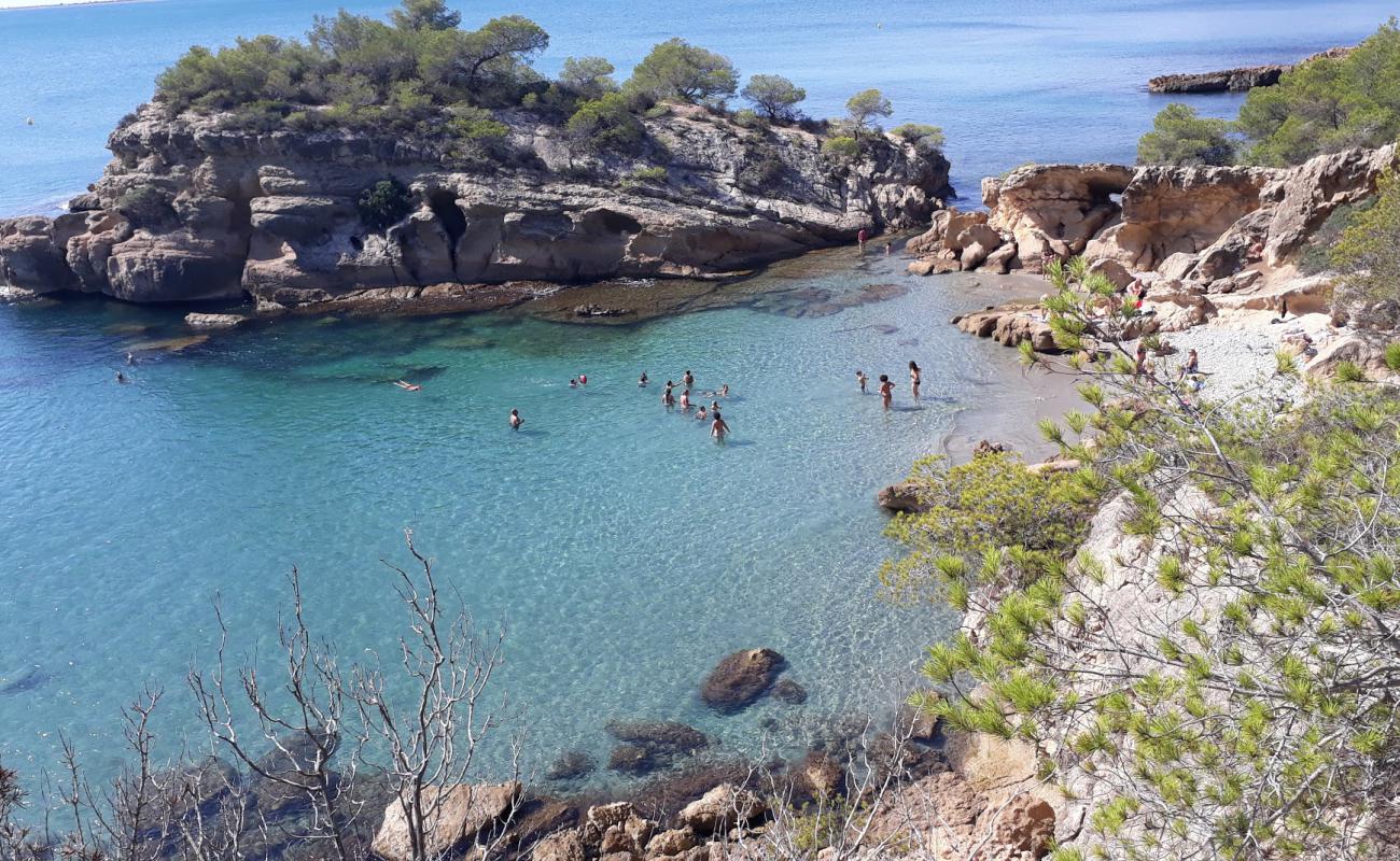 Cala de l'Aliga'in fotoğrafı taşlı kum yüzey ile