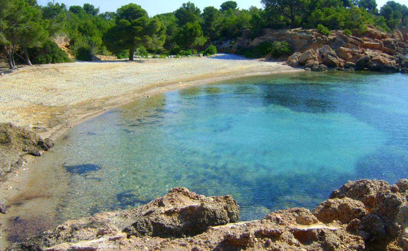 Cala Estany Podrit'in fotoğrafı siyah kum ve çakıllar yüzey ile