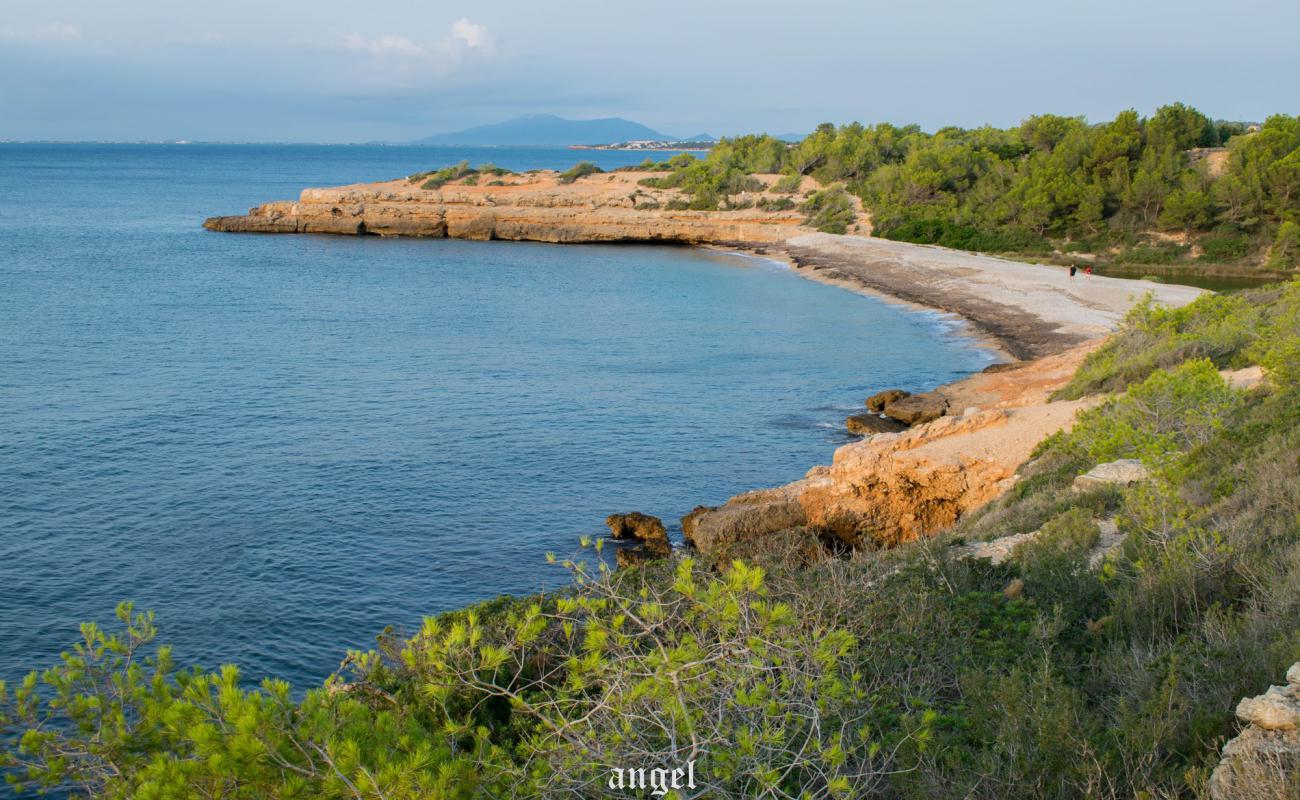 Cala Santes Creus'in fotoğrafı gri çakıl taşı yüzey ile
