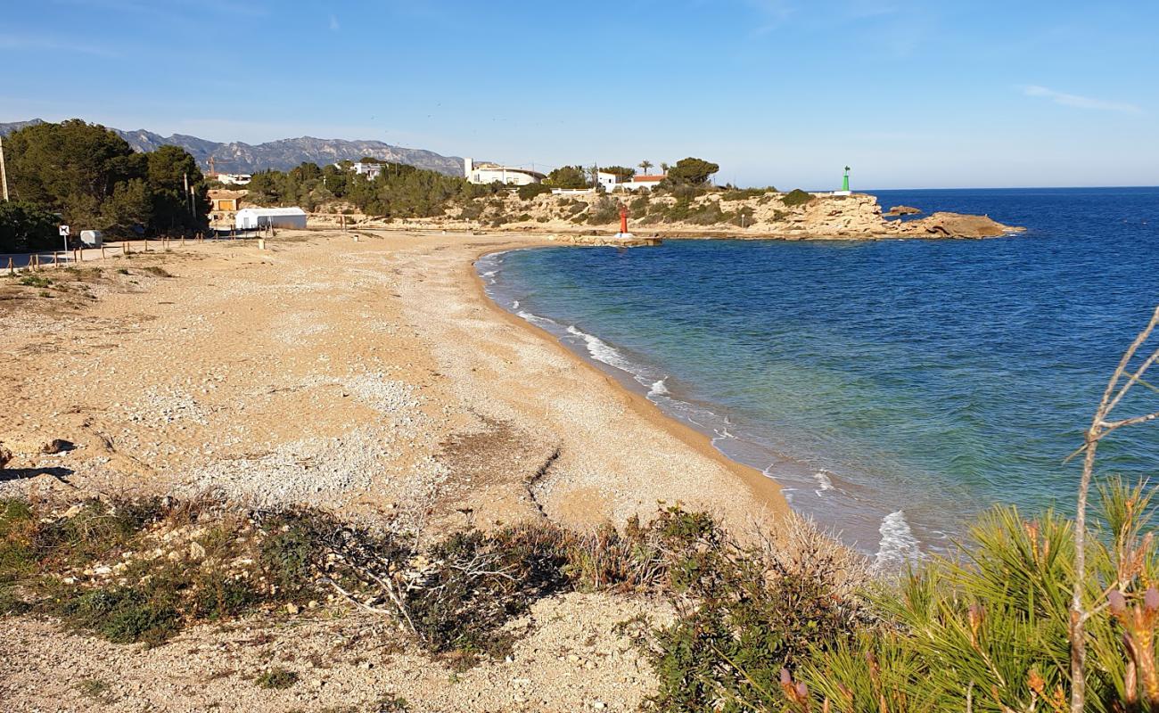 Platja De l'Estany'in fotoğrafı siyah kum ve çakıllar yüzey ile