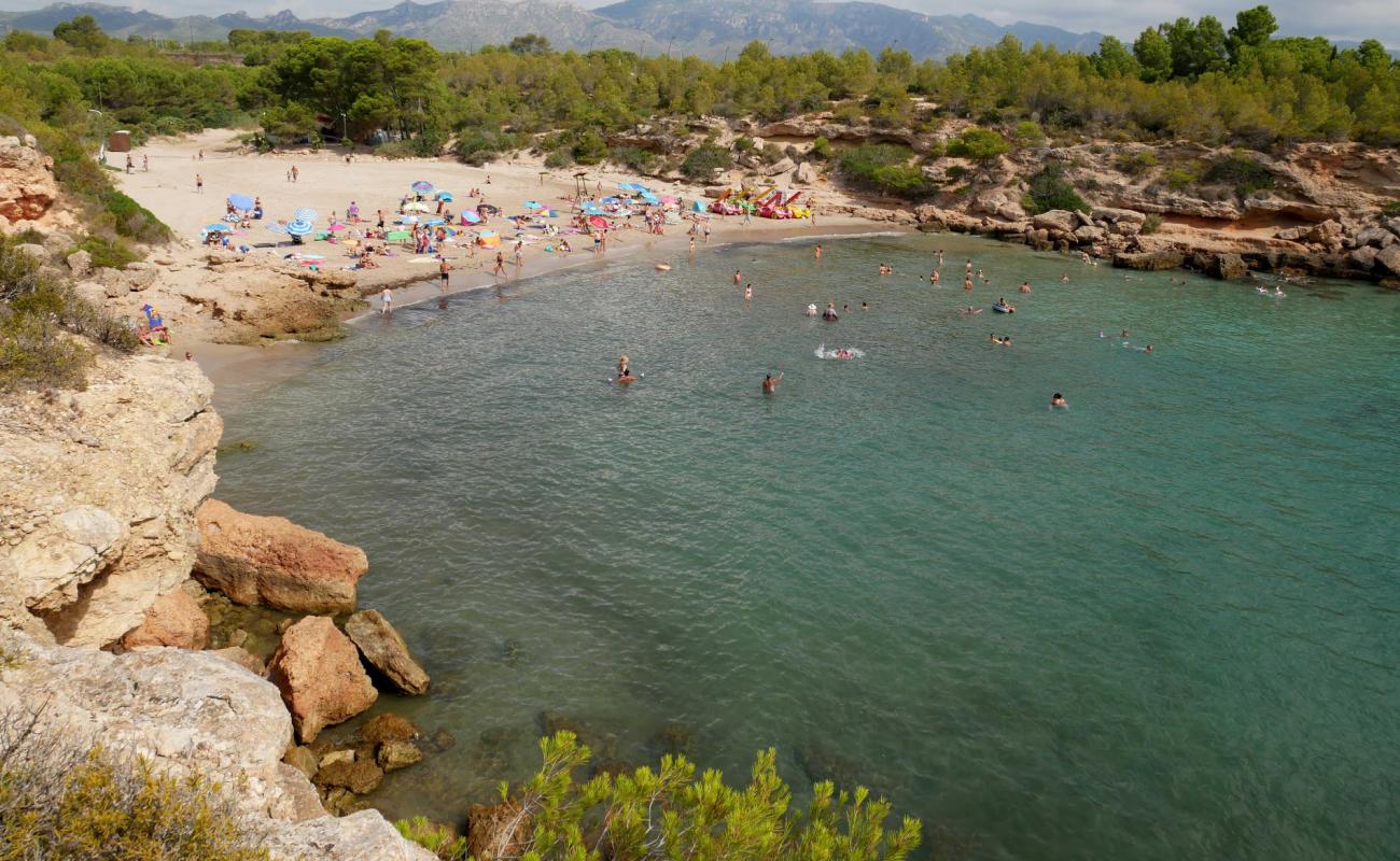 Cala Forn'in fotoğrafı açık bej kum yüzey ile