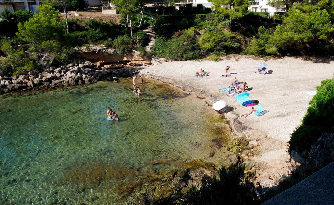 Cala Llobeta'in fotoğrafı taşlı kum yüzey ile