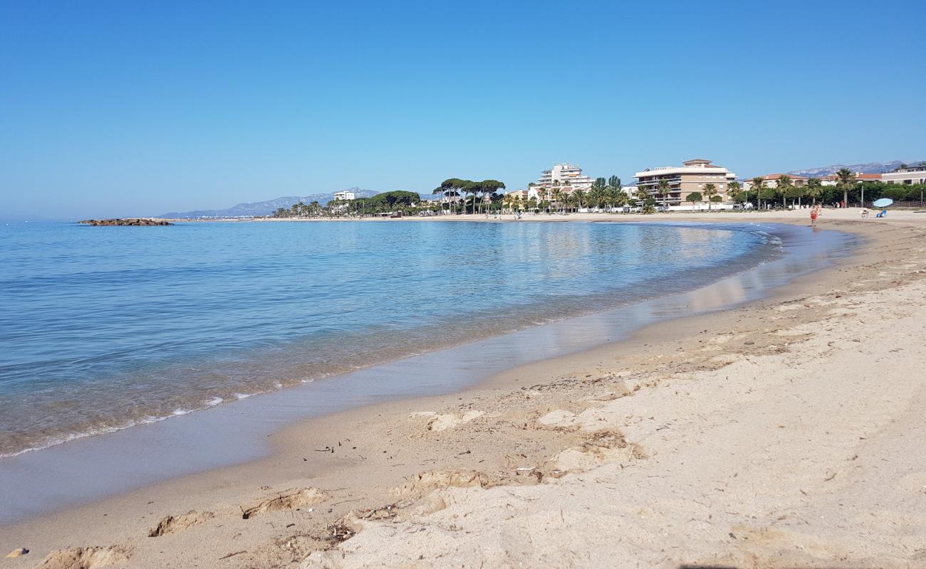 Platja De l'Ardiaca'in fotoğrafı gri kum yüzey ile