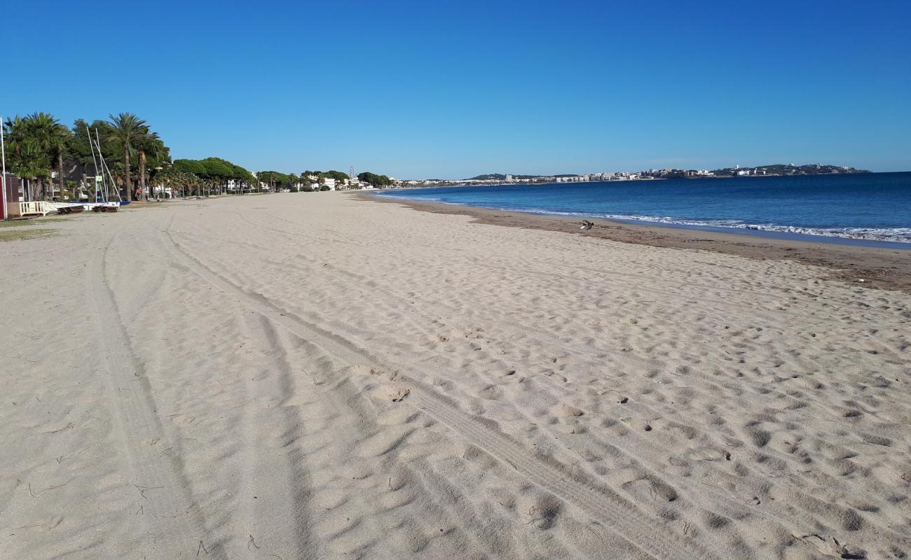 Platja de l'Esquirol'in fotoğrafı i̇nce bej kum yüzey ile