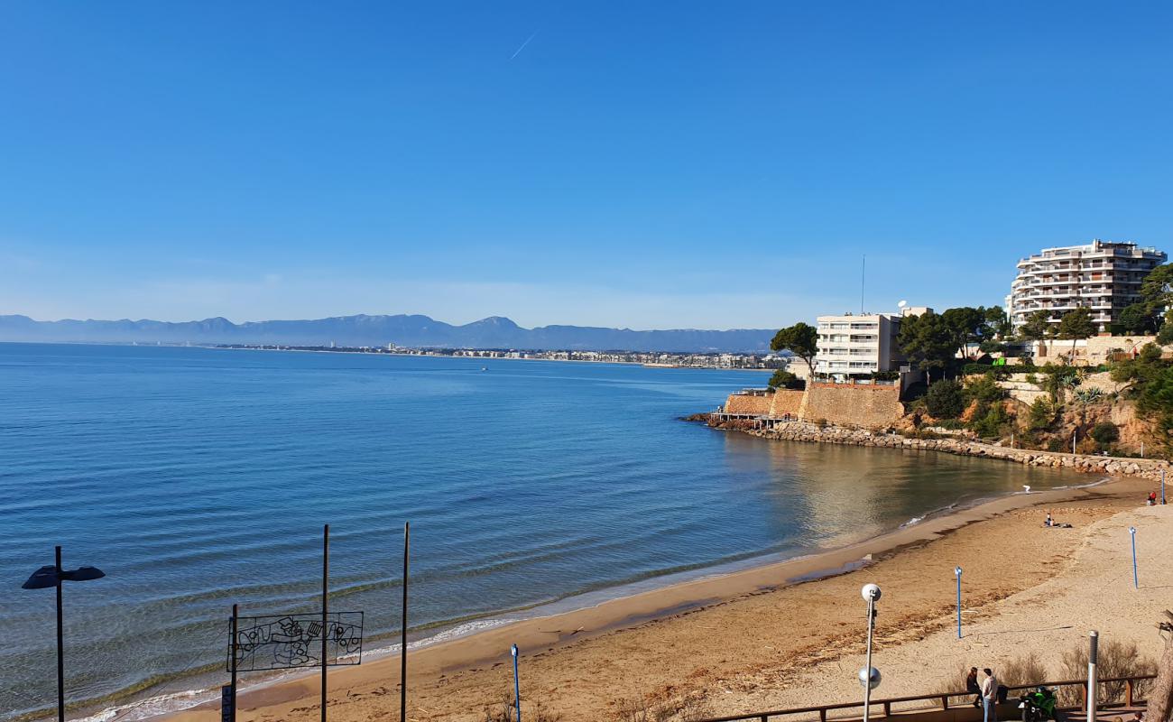 Platja dels Capellans'in fotoğrafı kahverengi kum yüzey ile