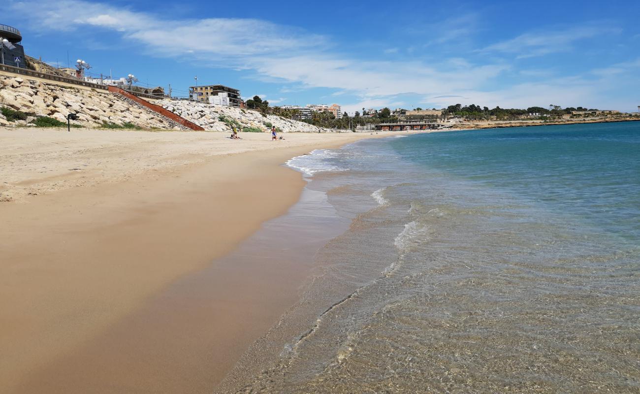 Platja del Miracle'in fotoğrafı kahverengi kum yüzey ile