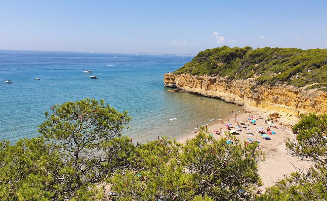 Cala Fonda'in fotoğrafı açık bej kum yüzey ile