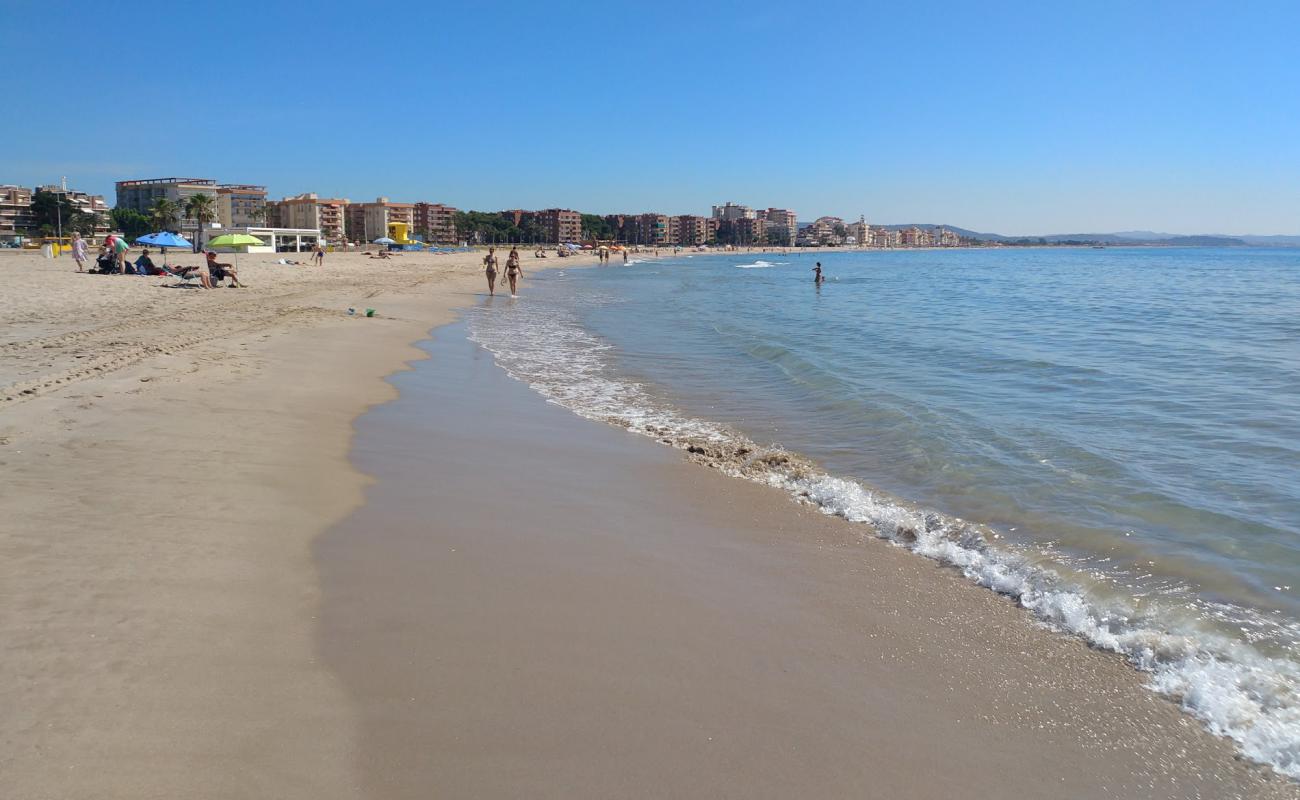Platja de La Paella'in fotoğrafı açık bej kum yüzey ile