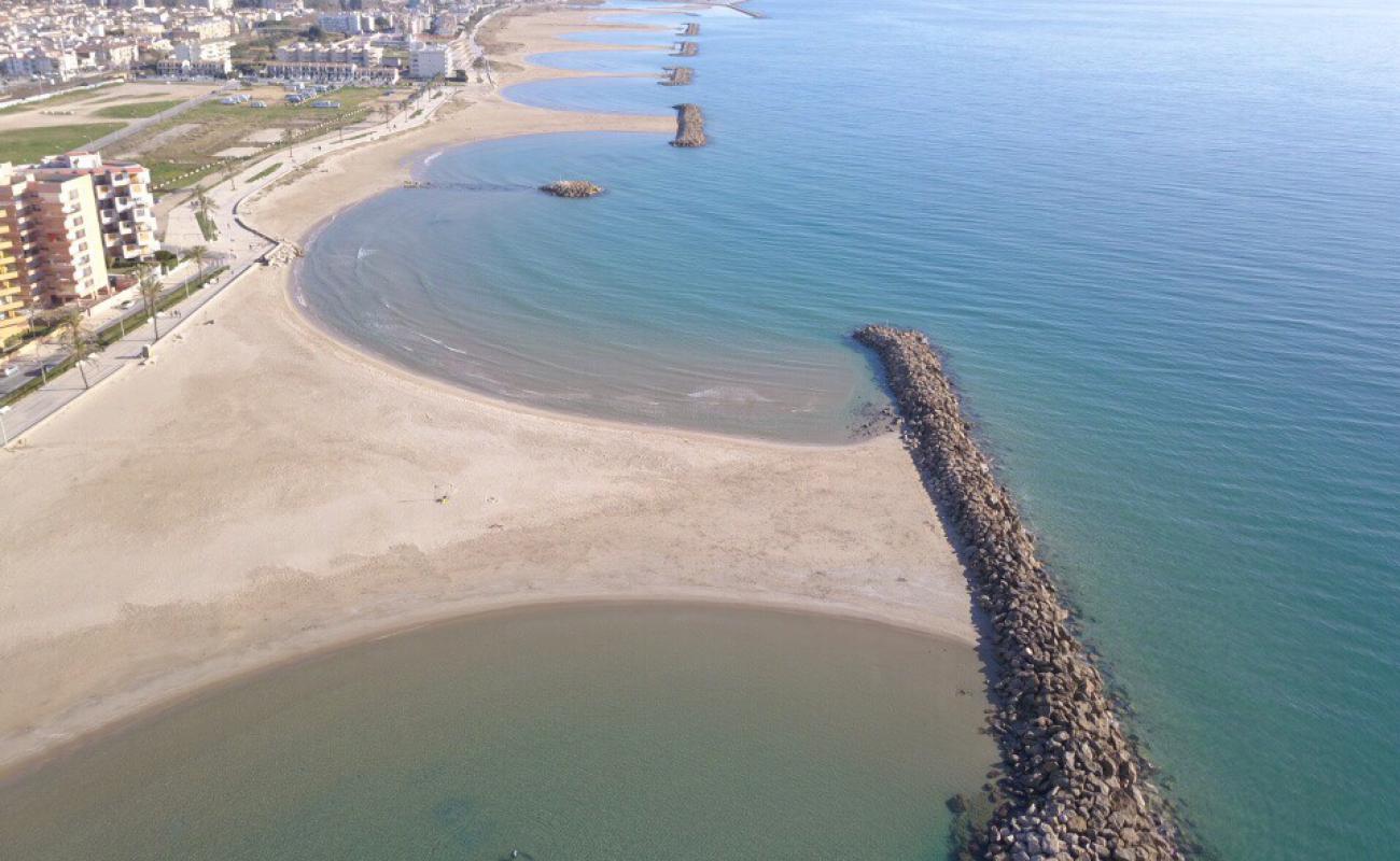Playa de Cunit'in fotoğrafı kahverengi kum yüzey ile