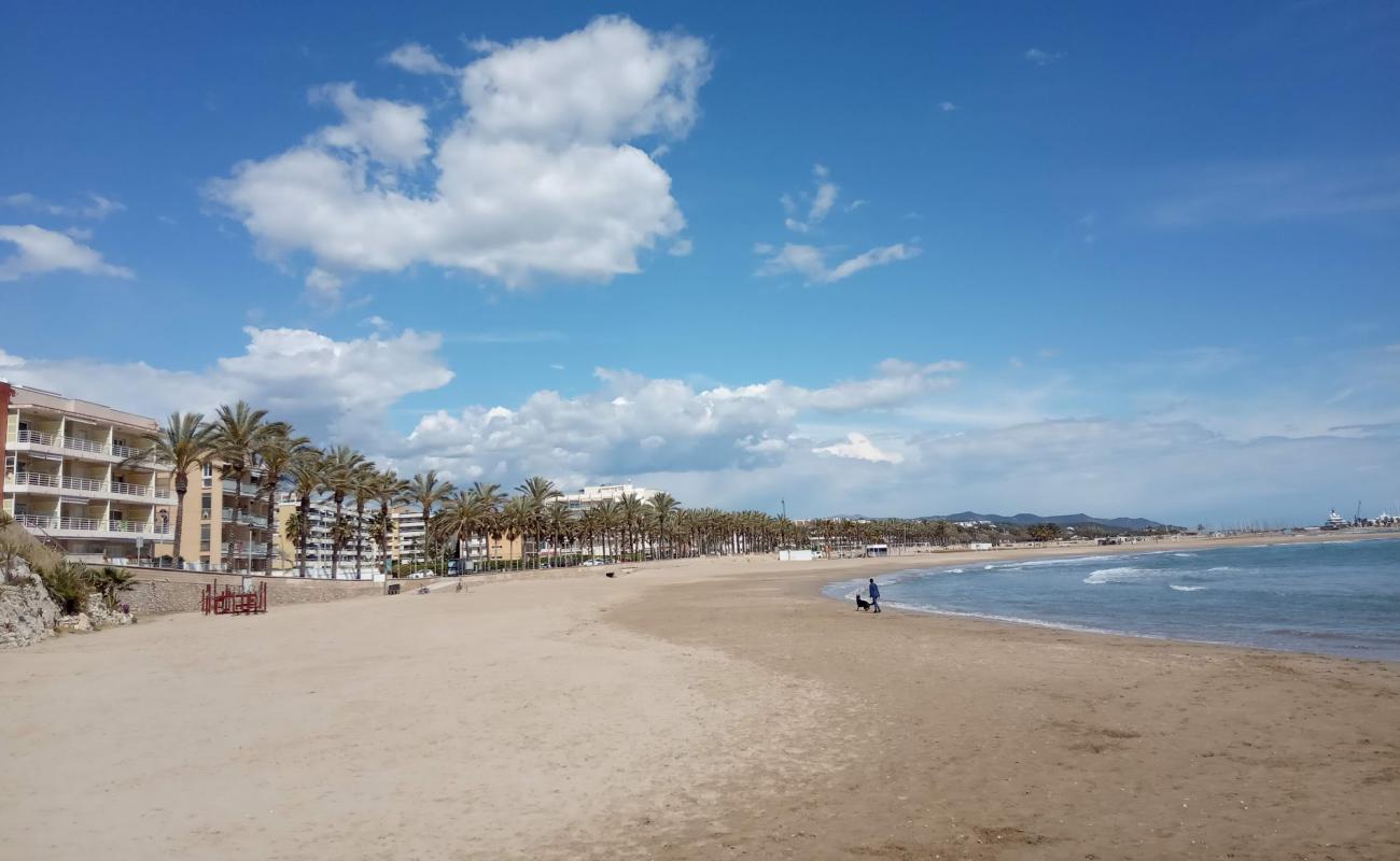 Platja d'Adarro'in fotoğrafı kahverengi kum yüzey ile