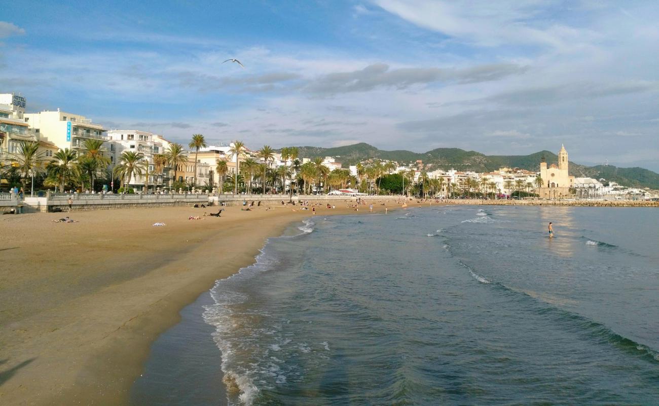 Playa de Sitges'in fotoğrafı açık bej kum yüzey ile