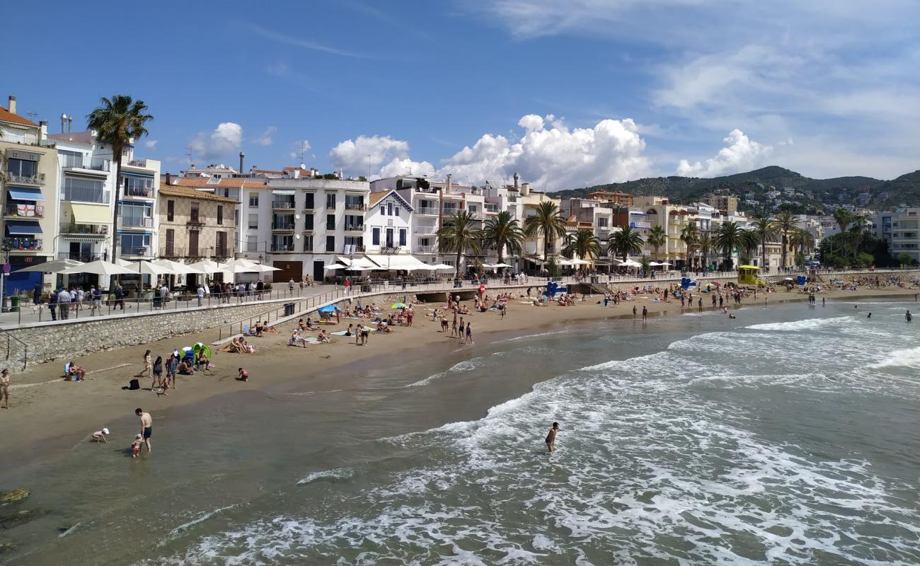 Platja de Sant Sebastia'in fotoğrafı kahverengi kum yüzey ile