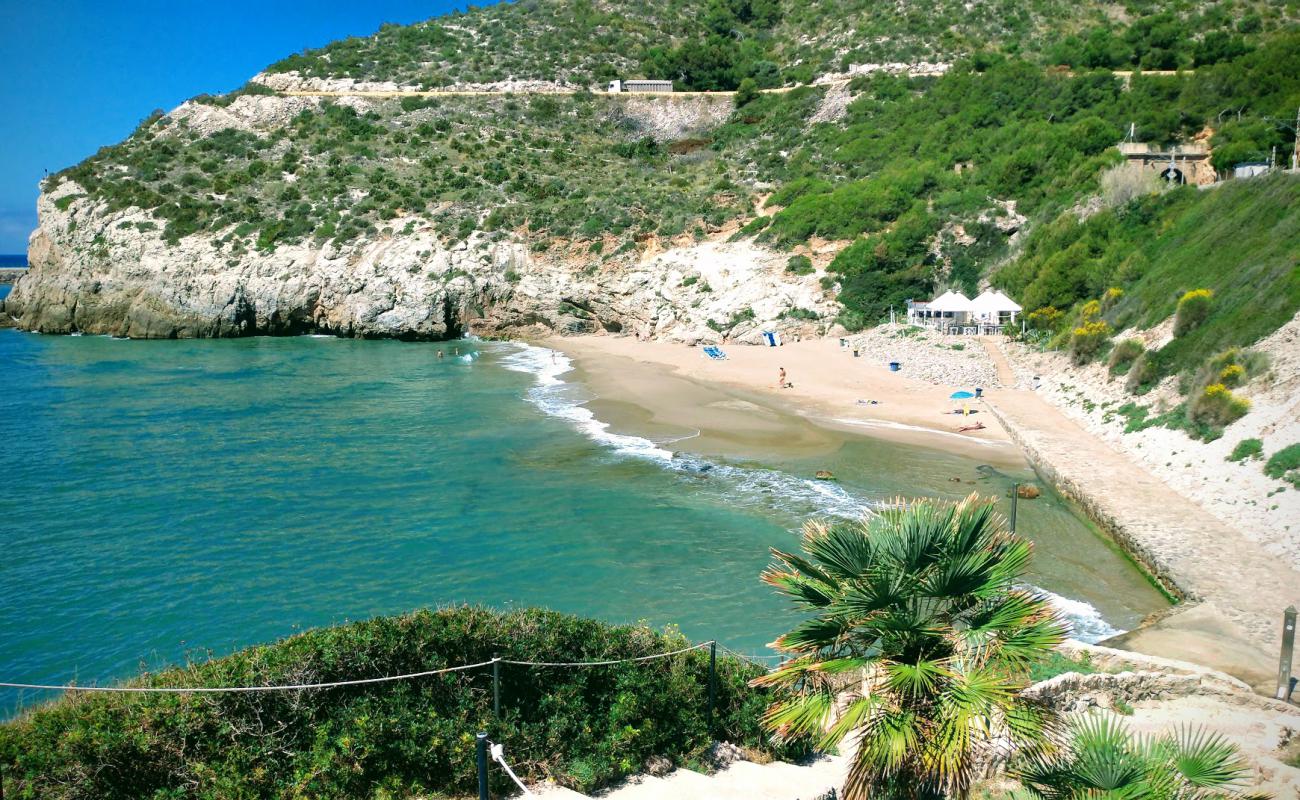Cala Morisca'in fotoğrafı kahverengi kum yüzey ile
