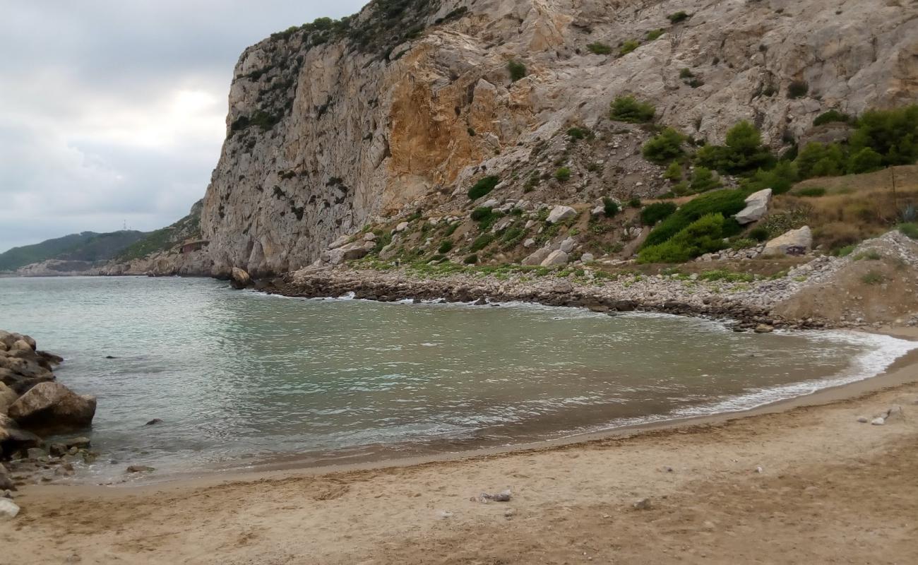 Platja La Falconera'in fotoğrafı siyah kum ve çakıllar yüzey ile