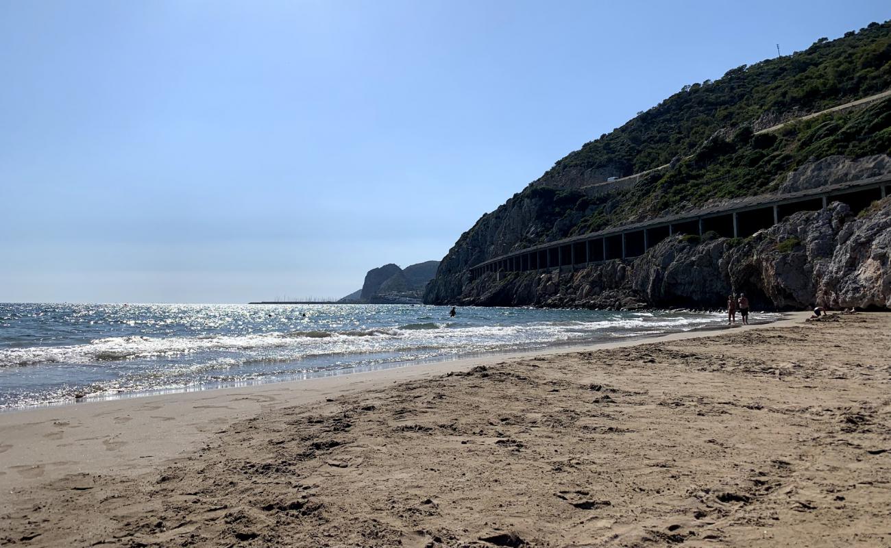 Platja Port Ginesta'in fotoğrafı kahverengi kum yüzey ile