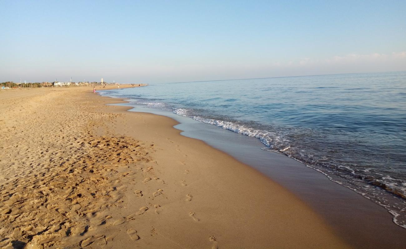 Platja de Castelldefels'in fotoğrafı kahverengi kum yüzey ile